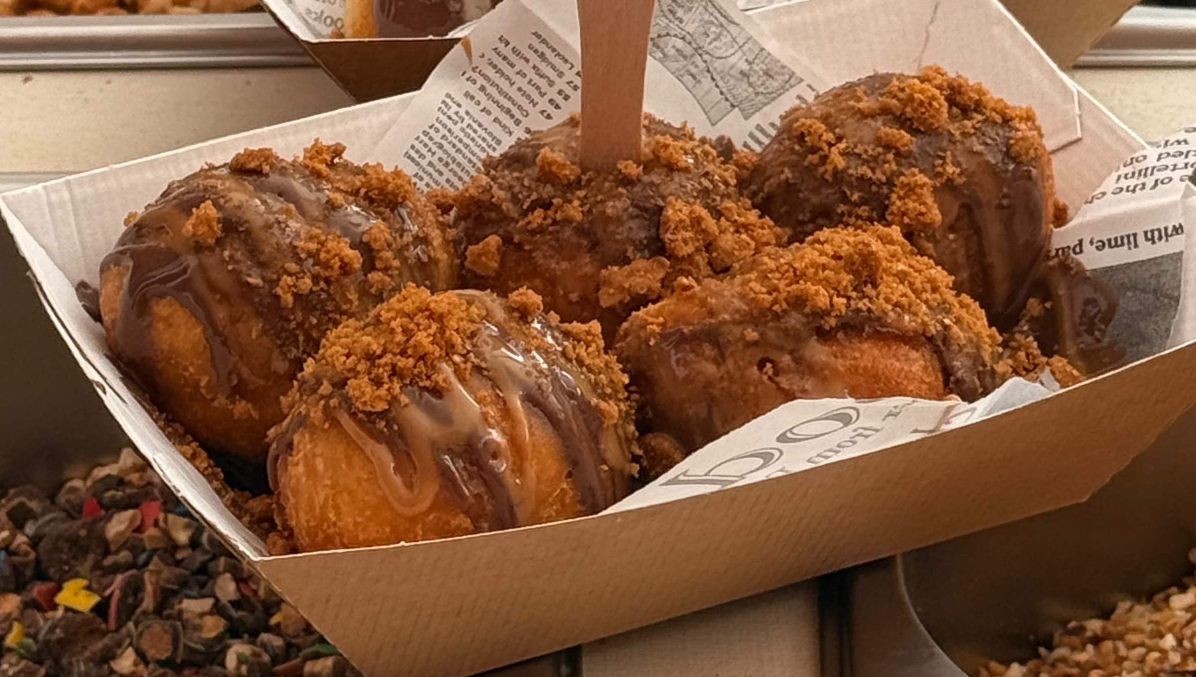 Gros plan d’un cornet de mikatés au chocolat et au spéculoos.