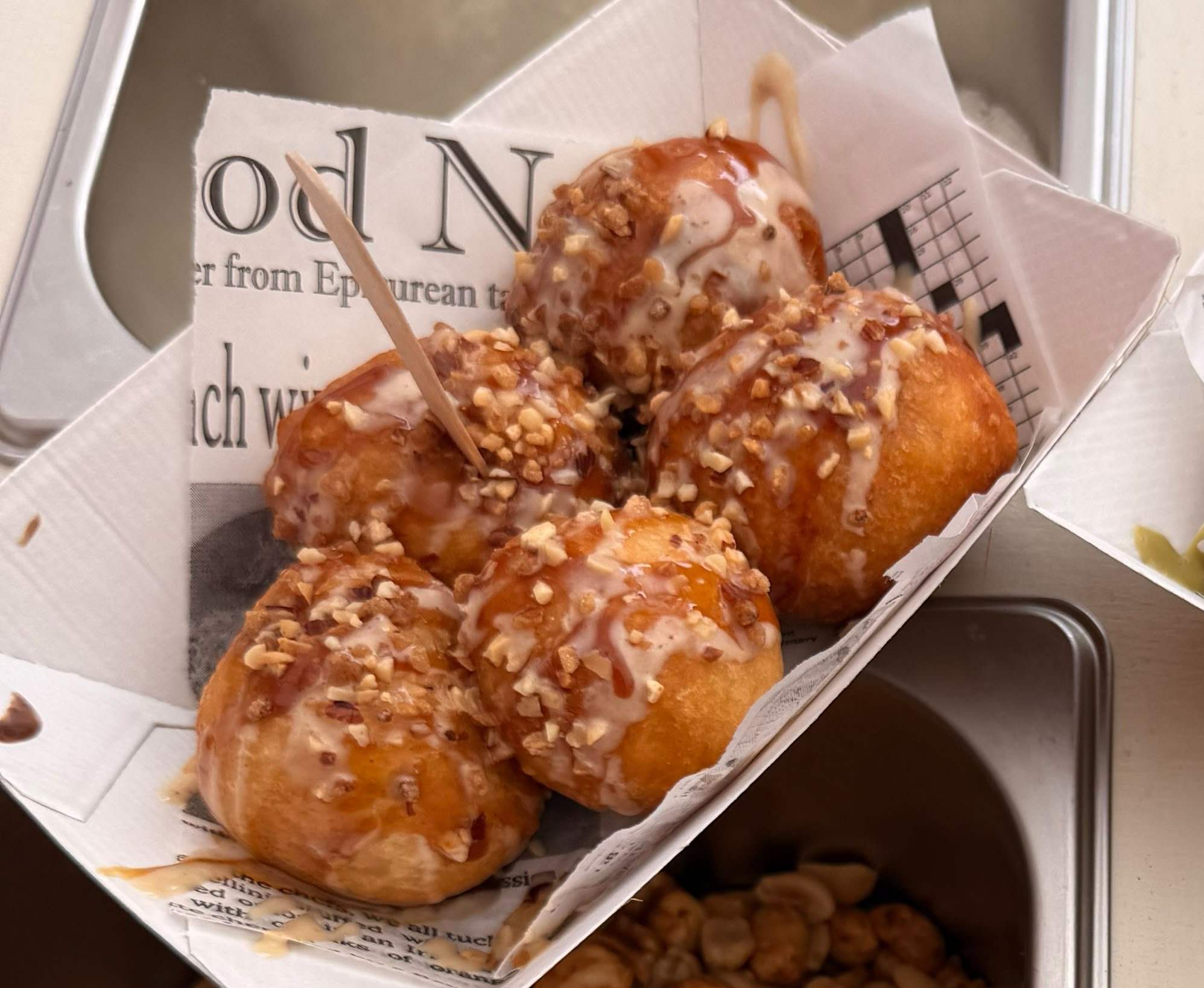 Mikatés au chocolat blanc et caramel, parsemés de noisettes concassées.